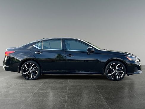 Used 2025 Nissan Altima 2.5 SR FWD image 11