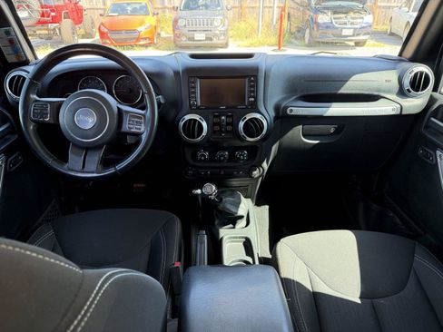 Used 2018 Jeep Wrangler Unlimited Sahara w/ Connectivity Group AWD/4WD image 19