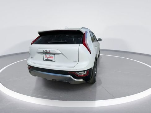 Used 2025 Kia Niro SX Touring image 8