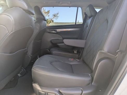 Used 2020 Toyota Highlander Platinum image 12