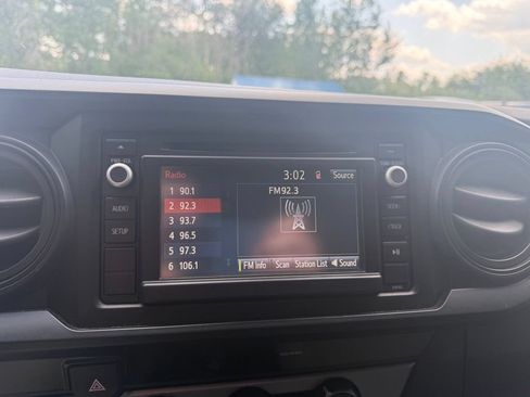 Used 2018 Toyota Tacoma SR AWD/4WD image 12