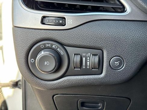 Used 2021 Jeep Cherokee Limited FWD image 26