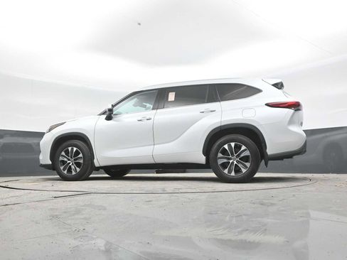 Used 2022 Toyota Highlander XLE AWD/4WD image 24