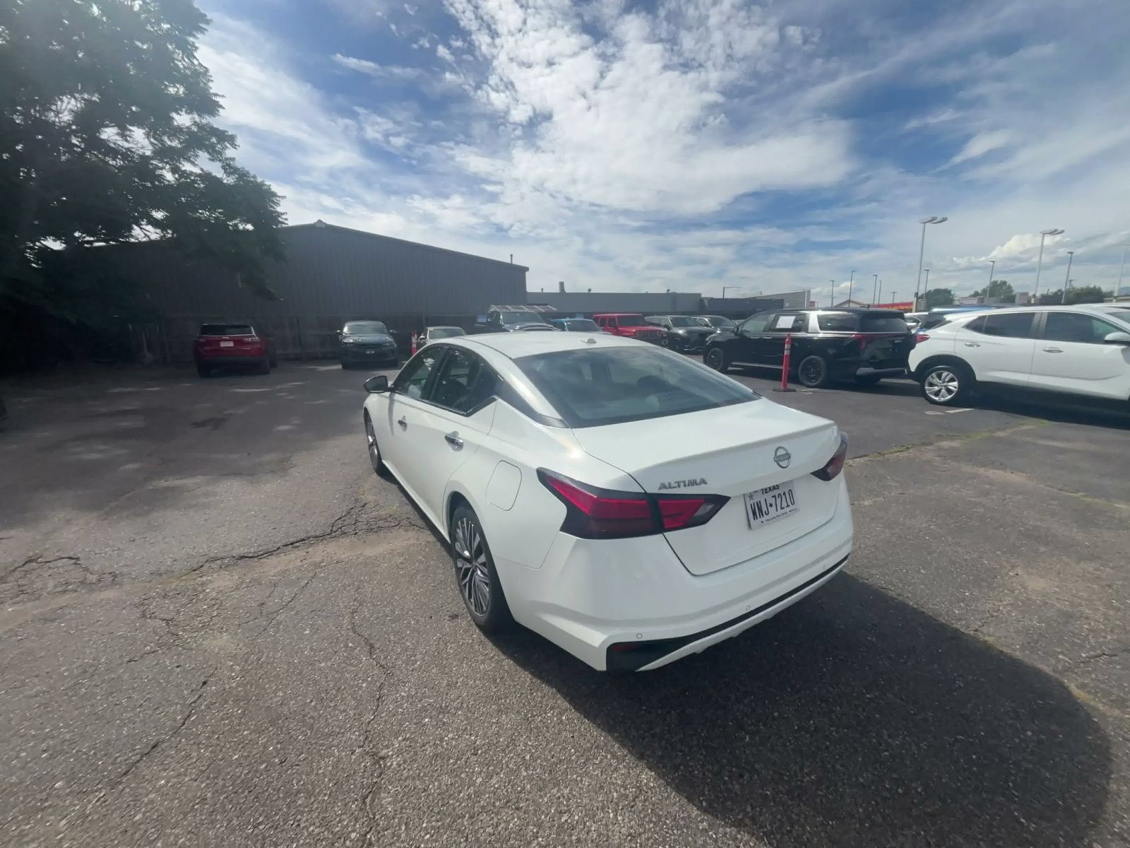 Used 2025 Nissan Altima 2.5 SV FWD image 10