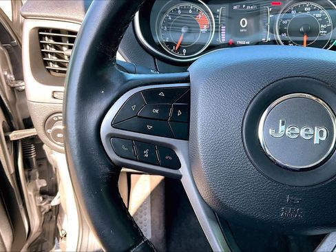 Used 2019 Jeep Cherokee Latitude Plus FWD image 26