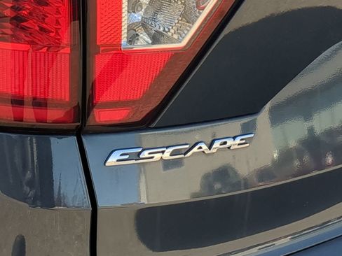 Used 2019 Ford Escape SE image 16