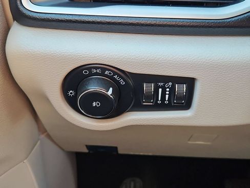 Used 2022 Chrysler Pacifica Touring-L FWD image 18