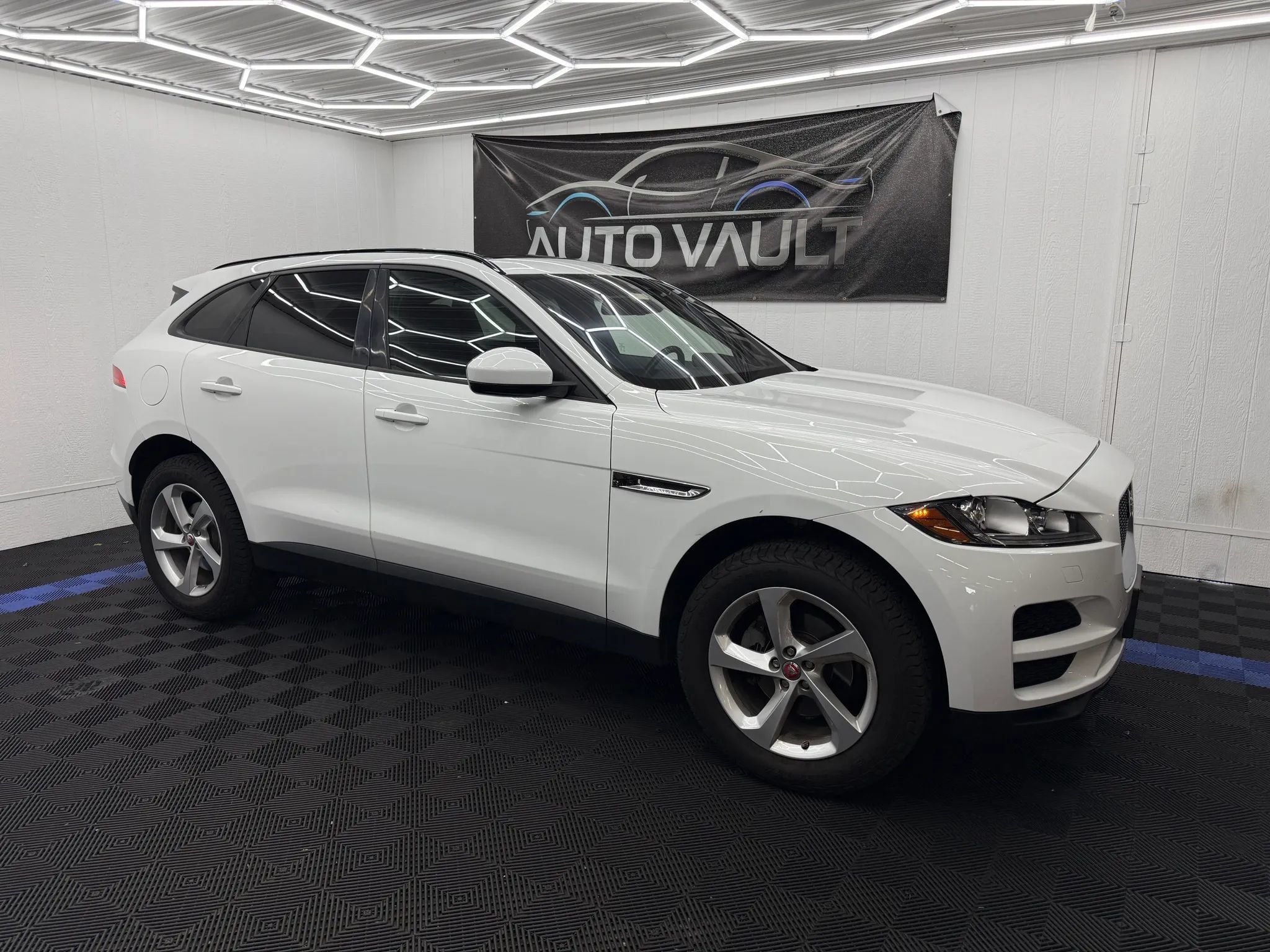 Used 2018 Jaguar F-PACE Premium AWD/4WD image 2