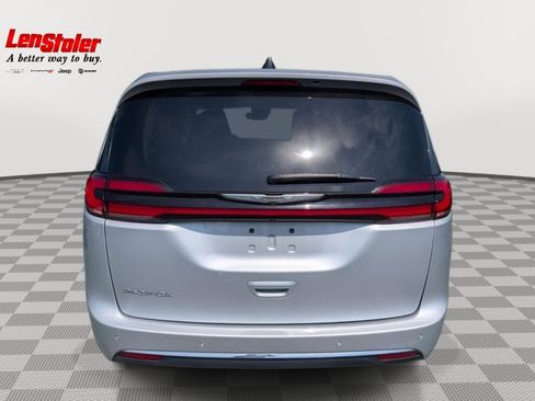 Used 2024 Chrysler Pacifica Touring-L FWD image 4