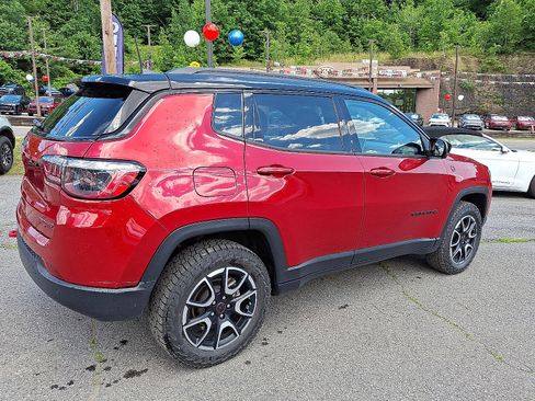 Used 2025 Jeep Compass Trailhawk AWD/4WD image 6