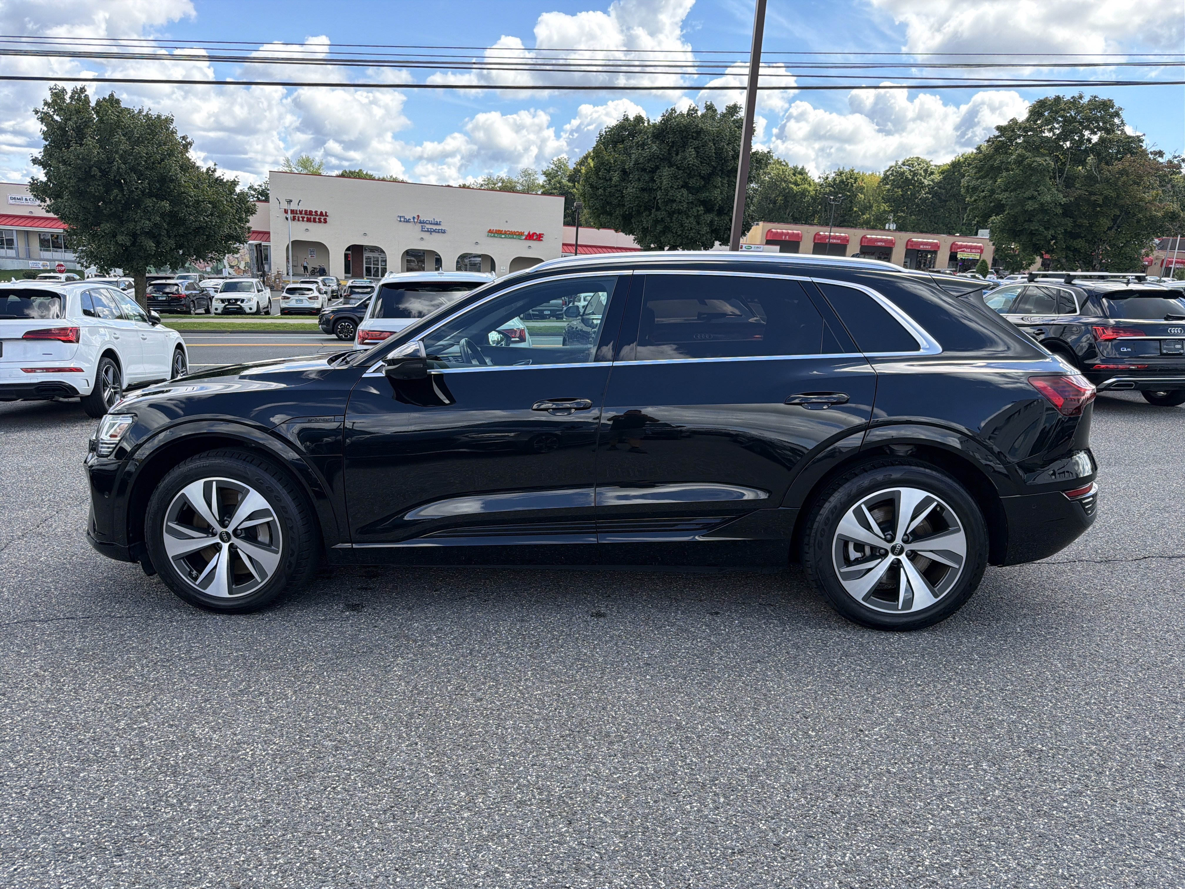 Used 2024 Audi Q8 e-tron Premium Plus AWD/4WD image 5