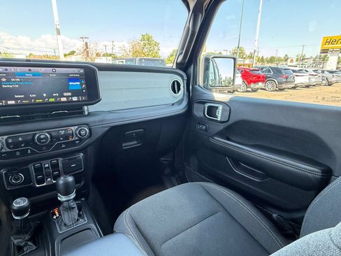 Used 2025 Jeep Wrangler Unlimited Sahara AWD/4WD image 33