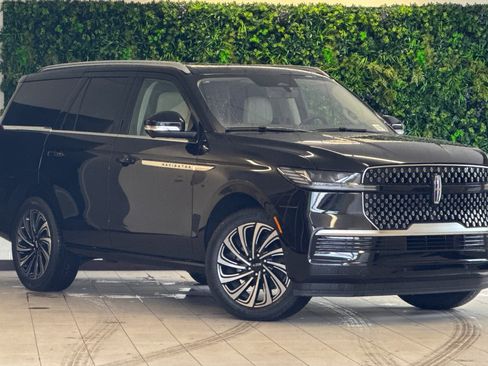 Certified 2025 Lincoln Navigator Reserve image 2
