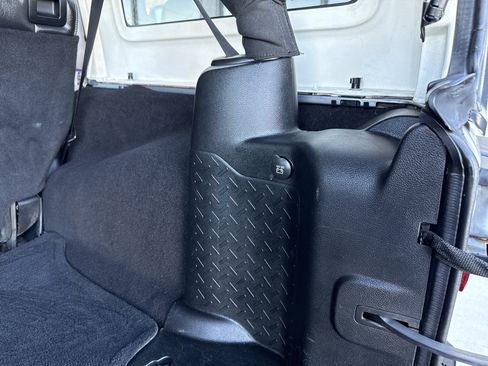 Used 2015 Jeep Wrangler Unlimited Rubicon w/ Connectivity Group image 14