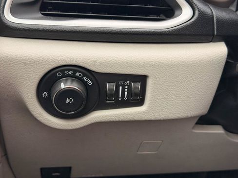 Used 2019 Chrysler Pacifica Touring-L FWD image 29