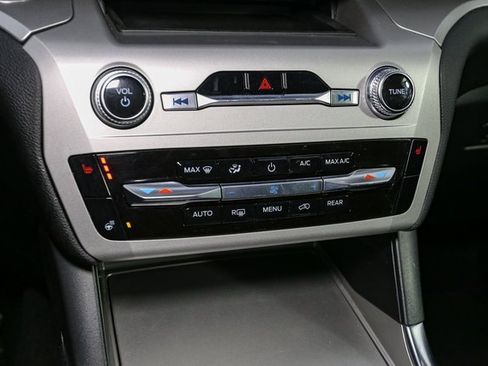 Used 2022 Ford Explorer XLT w/ Equipment Group 202A image 29