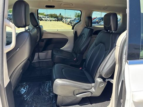 Certified 2023 Chrysler Pacifica Touring-L FWD image 23