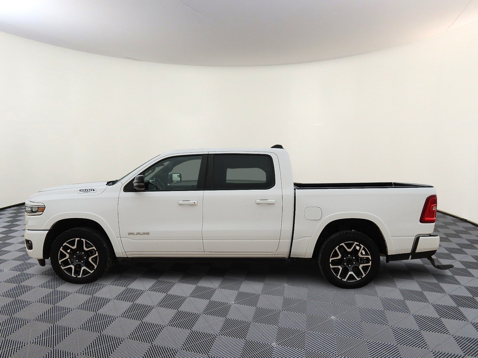 Used 2025 RAM 1500 Laramie AWD/4WD image 2