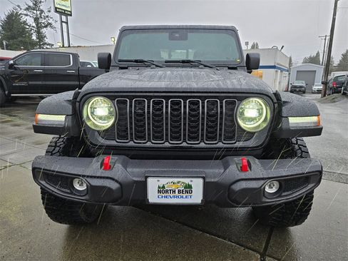 Used 2025 Jeep Gladiator Rubicon image 2