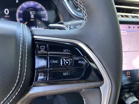 Used 2023 Jeep Grand Cherokee Overland AWD/4WD image 23