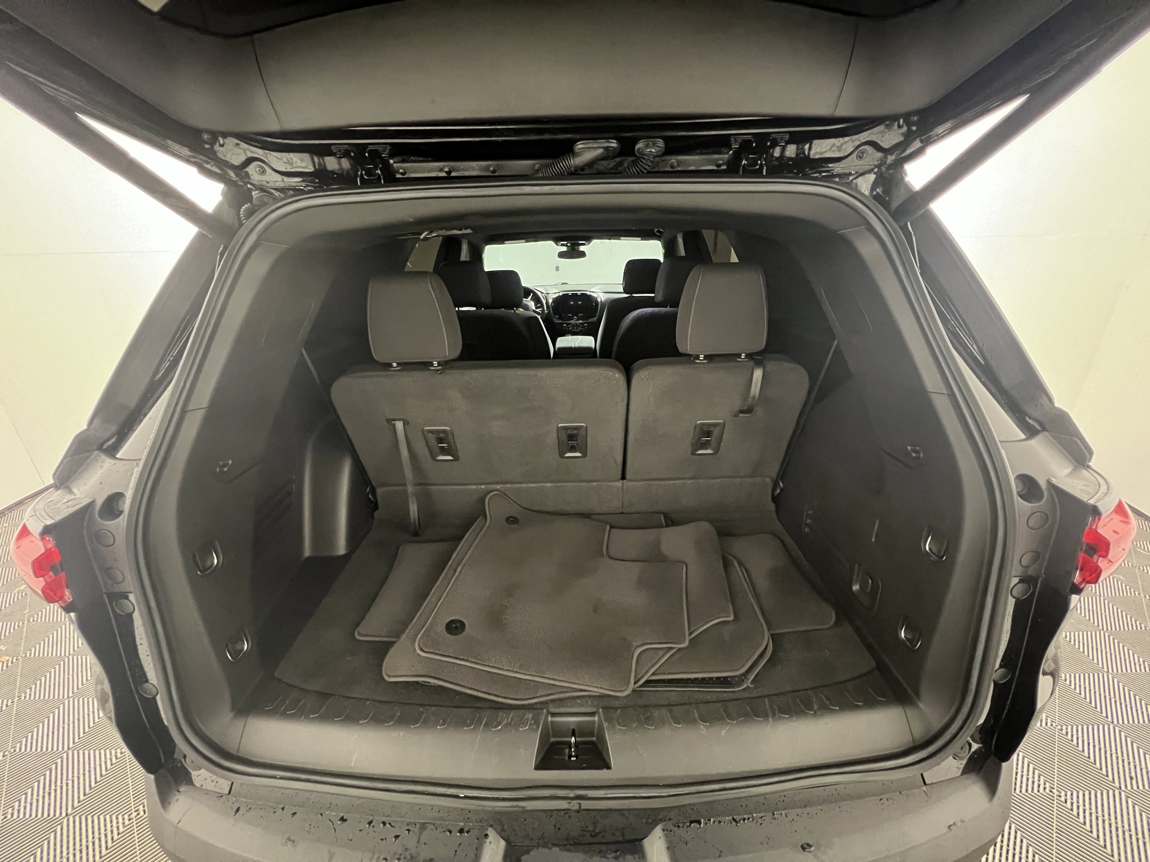 Used 2023 Chevrolet Traverse LT FWD image 19
