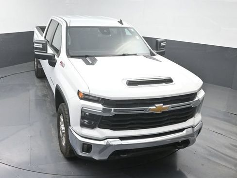 Used 2024 Chevrolet Silverado 2500 LT AWD/4WD image 43
