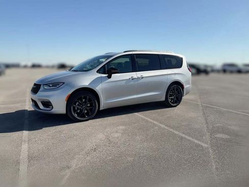 New 2026 Chrysler Pacifica Select image 4
