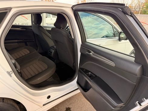 Used 2017 Ford Fusion SE w/ Fusion SE Technology Package image 21