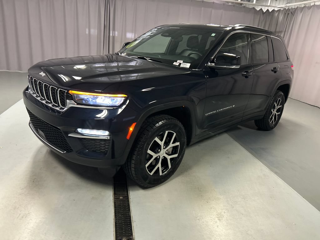 Used 2024 Jeep Grand Cherokee Limited AWD/4WD image 3