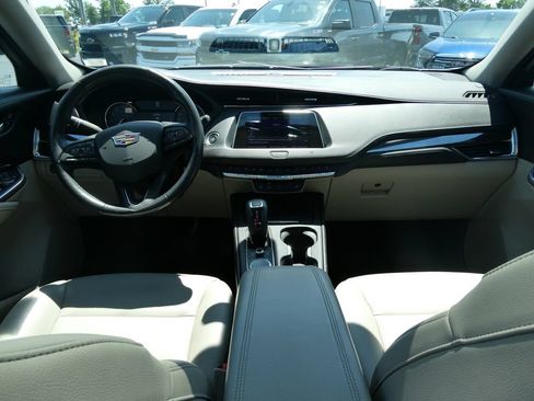 Used 2019 Cadillac XT4 Luxury w/ Cold Weather Package FWD image 21