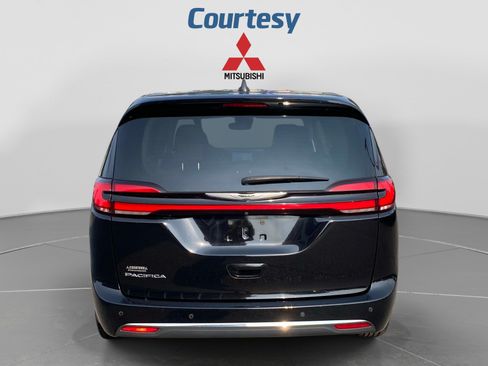 Used 2024 Chrysler Pacifica Touring-L FWD image 4