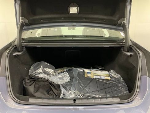 Used 2024 BMW i7 xDrive60 AWD/4WD image 43