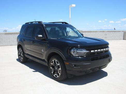 Used 2023 Ford Bronco Sport Outer Banks w/ Tech Package AWD/4WD image 2