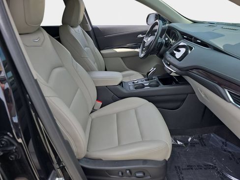 Used 2020 Cadillac XT4 Luxury w/ Cold Weather Package FWD image 12