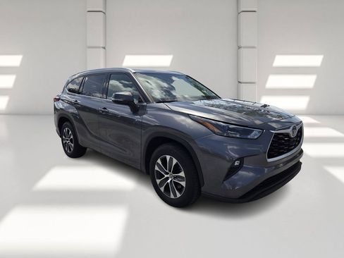 Used 2022 Toyota Highlander XLE FWD image 2