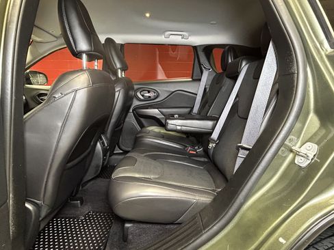 Used 2019 Jeep Cherokee Limited w/ Luxury Group AWD/4WD image 35