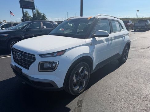 Used 2025 Hyundai Venue SEL FWD image 3