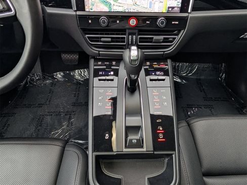 Used 2025 Porsche Macan image 10