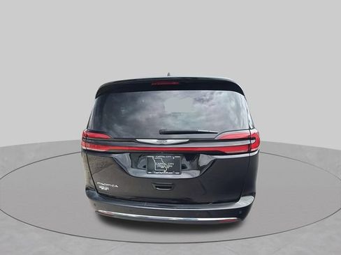 Used 2024 Chrysler Pacifica Touring-L FWD image 4