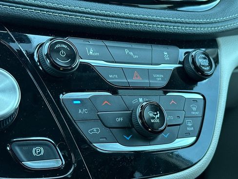 Used 2024 Chrysler Pacifica Select image 24