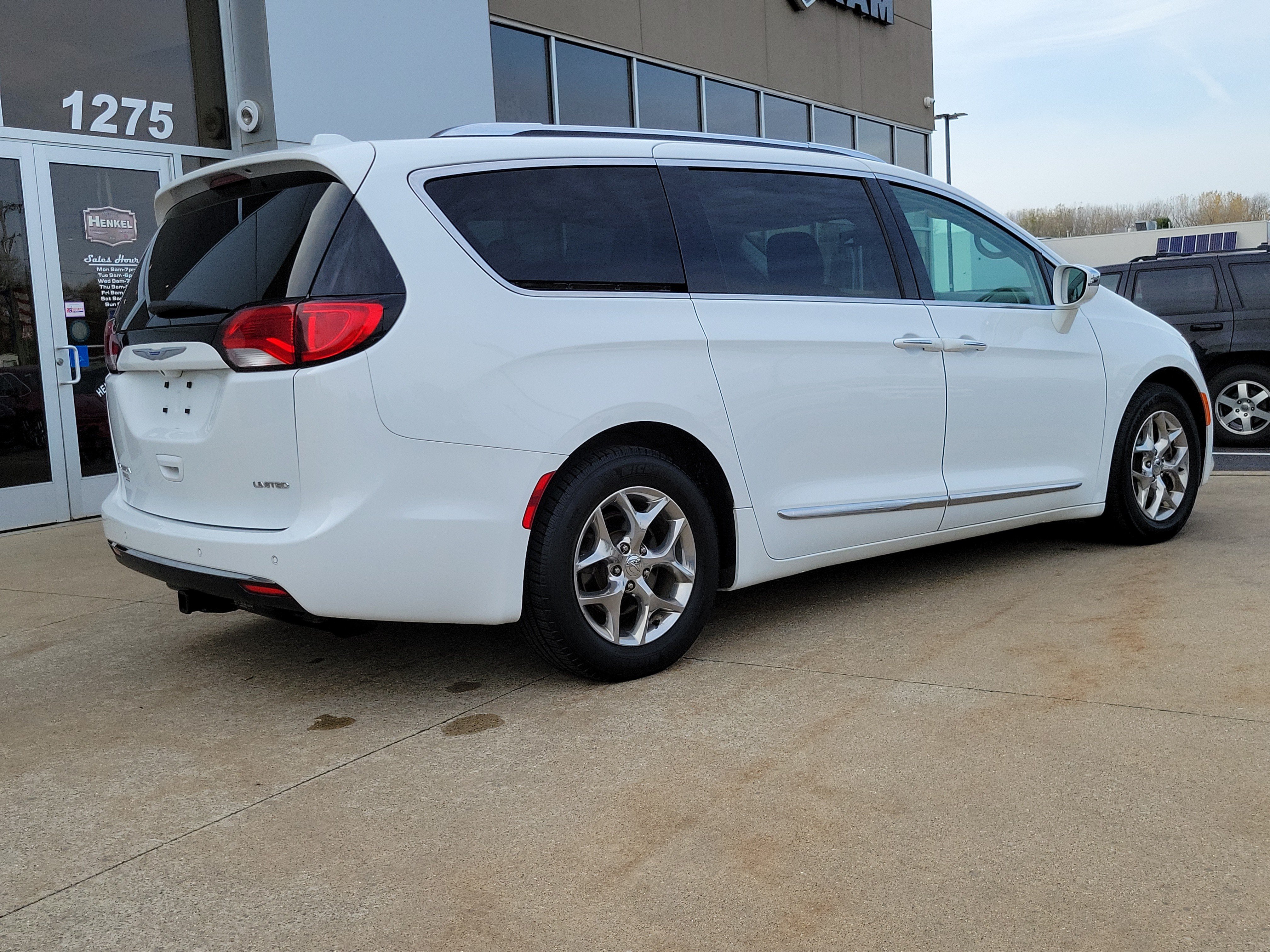 Used 2018 Chrysler Pacifica Limited FWD image 4