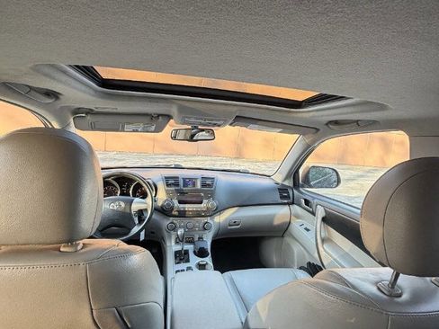 Used 2012 Toyota Highlander SE w/ Tow Pkg image 11