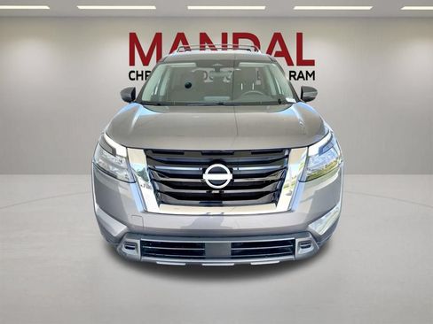 Used 2025 Nissan Pathfinder SV FWD image 3