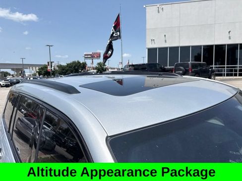 Used 2025 Jeep Grand Cherokee L Altitude RWD image 4