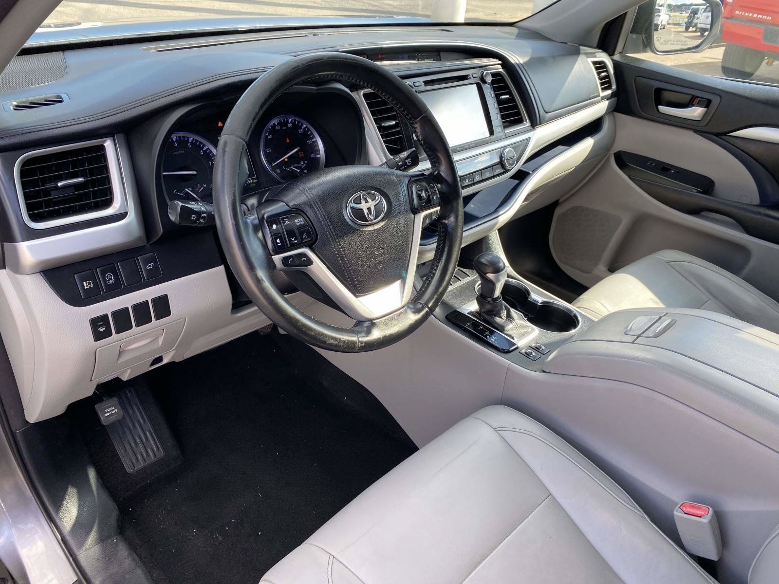 Used 2017 Toyota Highlander XLE FWD image 17