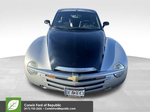 Used 2005 Chevrolet SSR w/ Preferred Equipment Group image 2