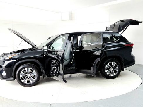 Certified 2024 Toyota Highlander XLE AWD/4WD image 10