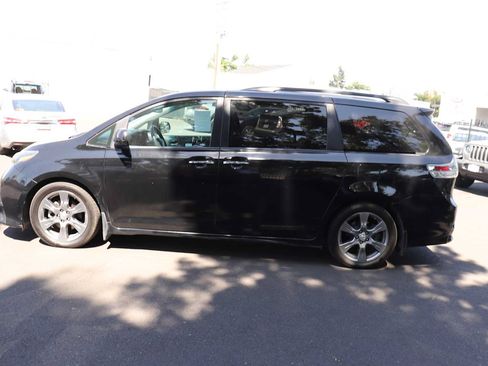 Used 2017 Toyota Sienna SE w/ SE Preferred Package FWD image 8