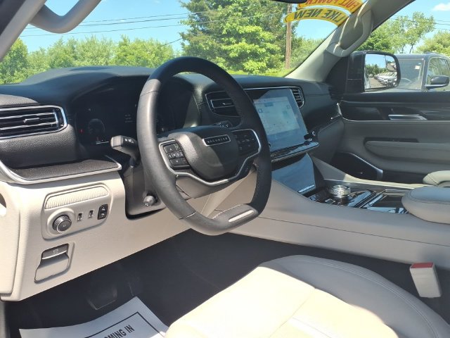 Used 2023 Jeep Wagoneer 4WD w/ Premium Group I image 25