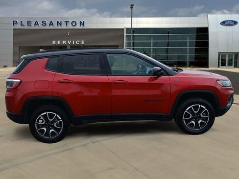 Used 2025 Jeep Compass Trailhawk AWD/4WD image 6